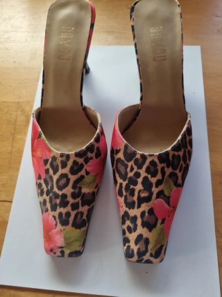 Zapatos de tacón BY YOU abiertos estampado floral