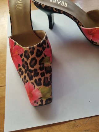 Zapatos de tacón BY YOU abiertos estampado floral