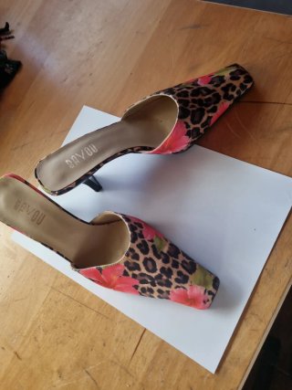 Zapatos de tacón BY YOU abiertos estampado floral