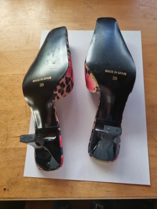 Zapatos de tacón BY YOU abiertos estampado floral