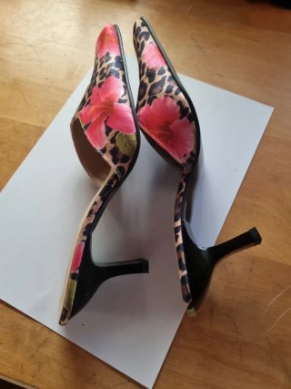 Zapatos de tacón BY YOU abiertos estampado floral