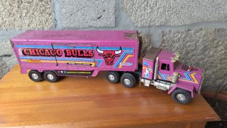 Camión de juguete antiguo rosa