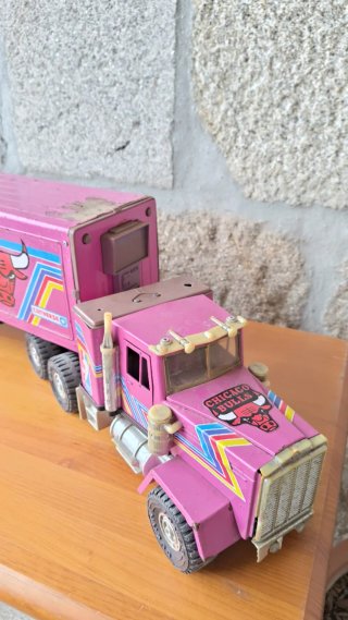 Camión de juguete antiguo rosa