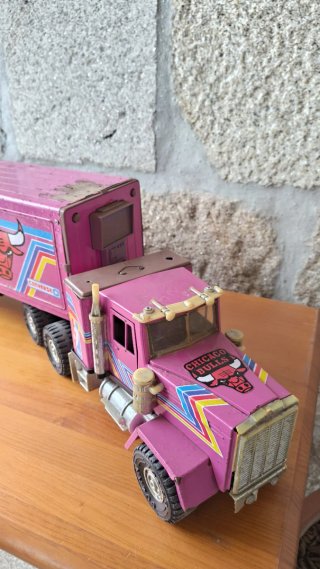 Camión de juguete antiguo rosa
