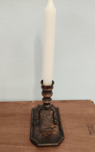 Candelabro portavelas de mesa antiguo de bronce