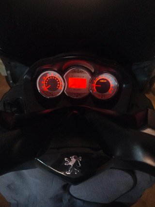 Peugeot Satelis 125 RS Negra