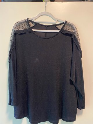 Top negro suelto con encaje