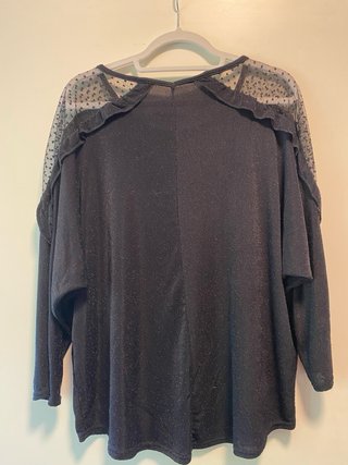 Top negro suelto con encaje