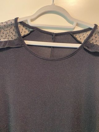 Top negro suelto con encaje