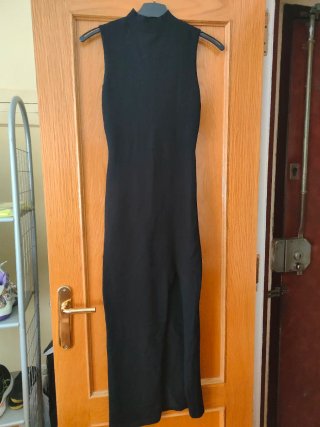 Vestido largo negro con raja