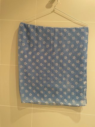 Pañuelo foulard azul flores blancas