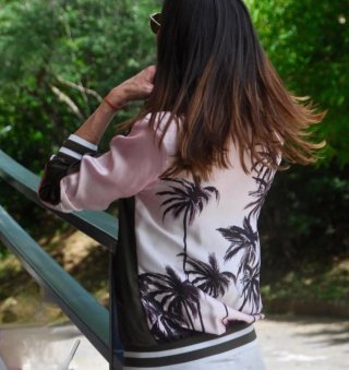 Cazadora satinada tipo bomber, con estampado