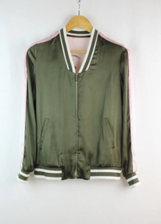 Cazadora satinada tipo bomber, con estampado