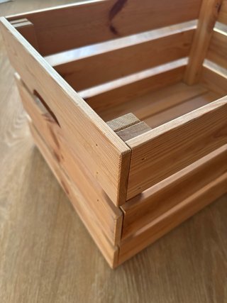Caja o cajón de madera robusta