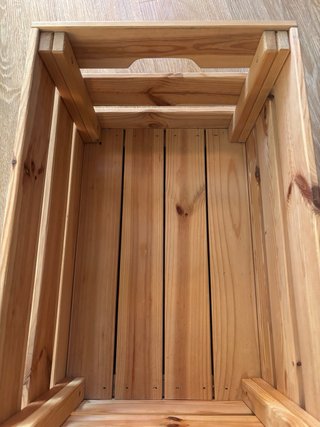 Caja o cajón de madera robusta