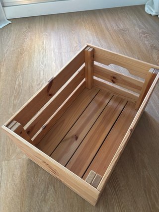 Caja o cajón de madera robusta