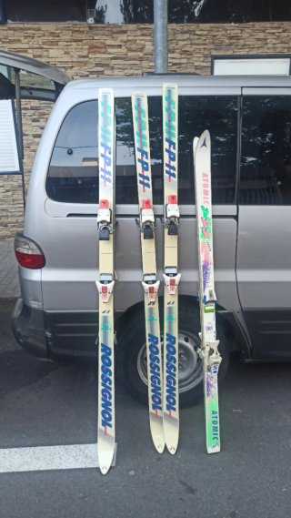 Tres pares de esquís Rossignol y Atomic