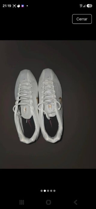 Zapatillas Nike Blancas y Doradas