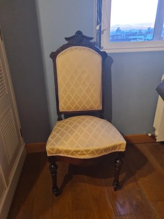 Silla antigua de madera tapizada