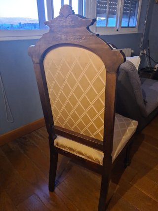 Silla antigua de madera tapizada