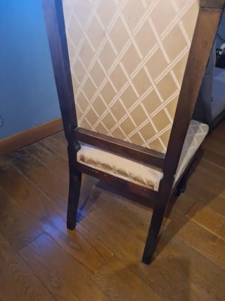 Silla antigua de madera tapizada