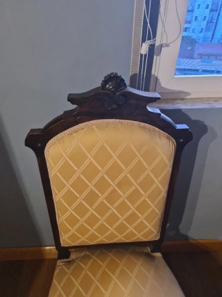 Silla antigua de madera tapizada