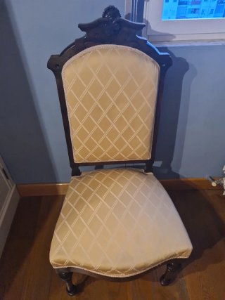 Silla antigua de madera tapizada