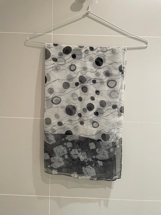 Pañuelo foulard blanco estampado gris