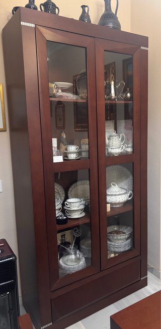 Vitrina de madera y cristal