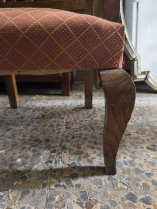 Silla de madera con brazos y tapizado
