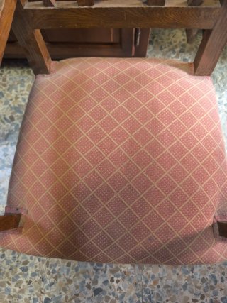 Silla de madera con brazos y tapizado