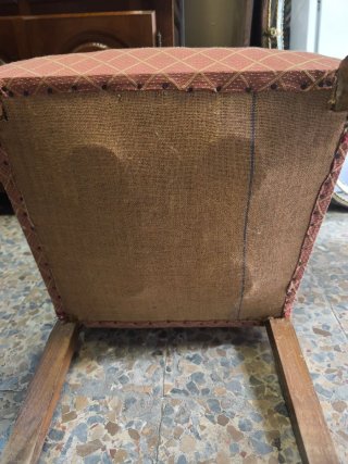 Silla de madera con brazos y tapizado