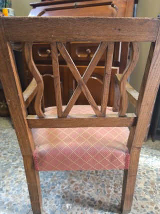 Silla de madera con brazos y tapizado