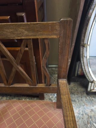 Silla de madera con brazos y tapizado