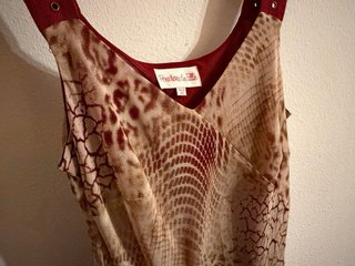 Vestido estampado beige y rojo
