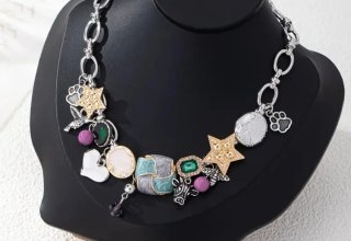 Gargantilla con charms variados