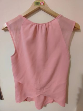 Top rosa con cremallera