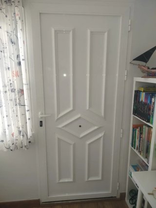 Puerta aluminio + Persiana