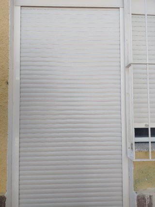 Puerta aluminio + Persiana