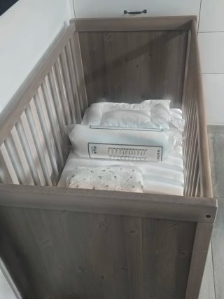 Cuna IKEA con colchón y ropa de cama