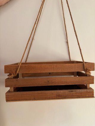 Caja colgante de madera rústica