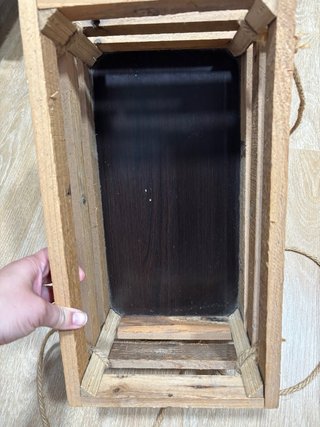 Caja colgante de madera rústica