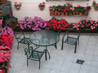 1 Mesa redonda jardín + 4 sillas + 1 baúl