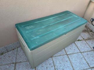 1 Mesa redonda jardín + 4 sillas + 1 baúl