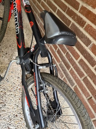 Bicicleta BMX Bomber Negra y Roja