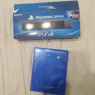 Caja PlayStation Camera PS4 + Caja Juego PS4