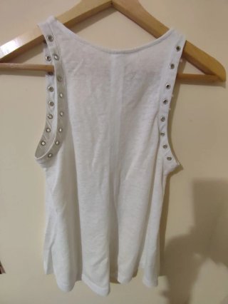 Camiseta sin mangas blanca con ojales