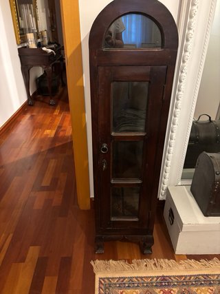Vitrina estrecha madera caoba oscura con cristal