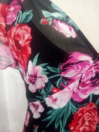Vestido floral negro y multicolor