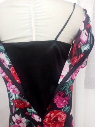 Vestido floral negro y multicolor
